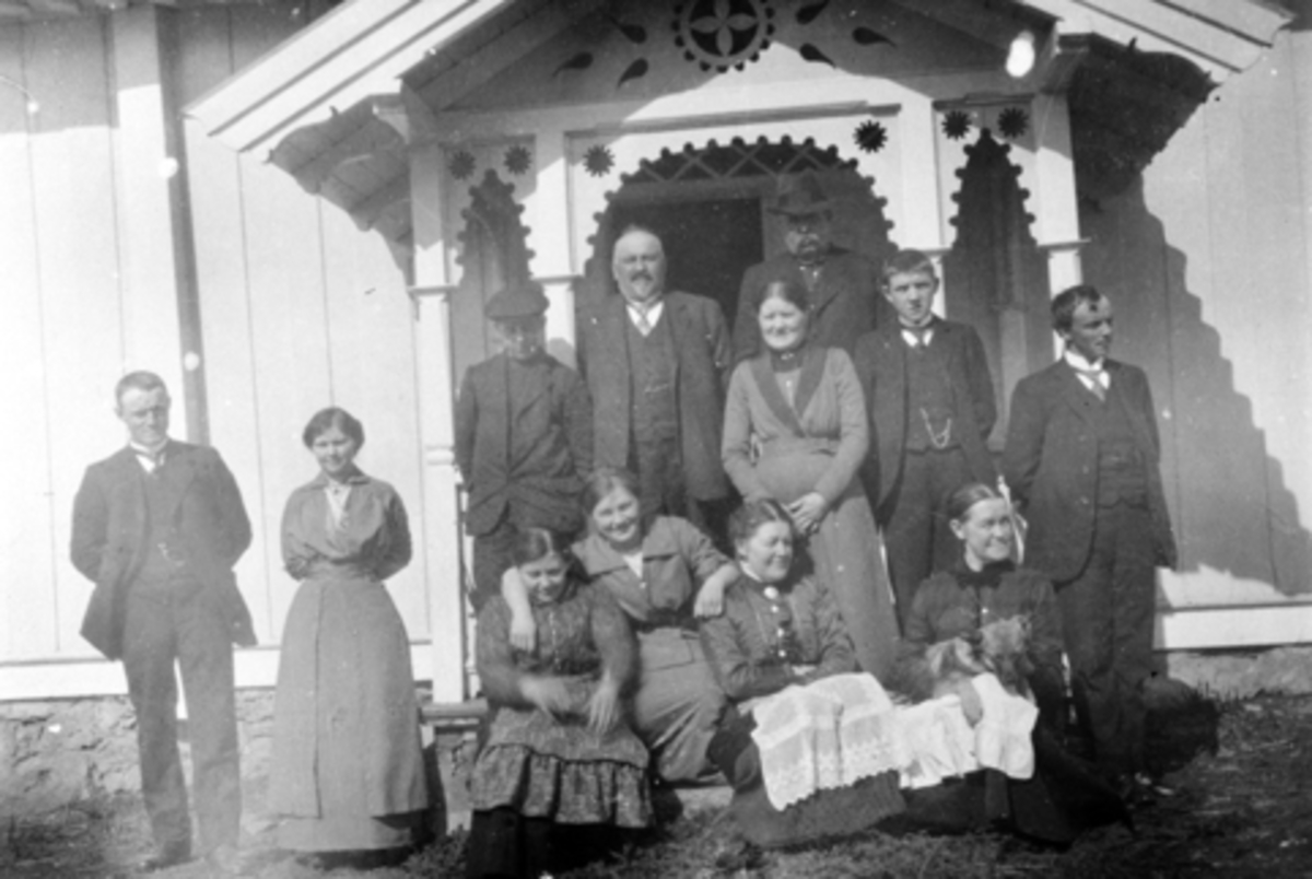 Anno Domkirkeodden, Familiebesøk fra Brøttum på Mørkved store i 1913, de to i hvite forklær er Lovise og Helga Storihle på Skjellungberg, bakerst med hatt er Thore Lier, sittende fra venstre er Dina Lier og sønnen Per Lier.