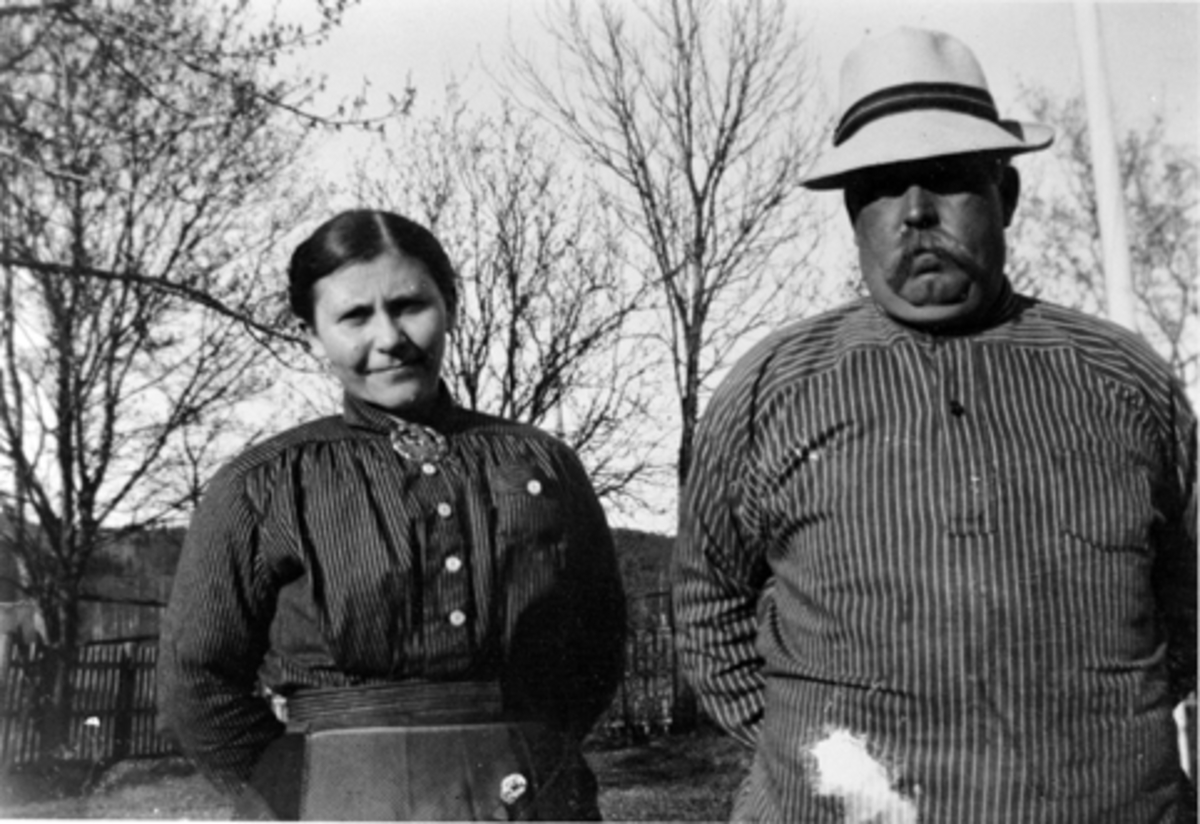 Anno Domkirkeodden, Dina Lier F. Mørkved (1878-1946) og Thore Lier (1869-1945), på Mørkved store i 1915.