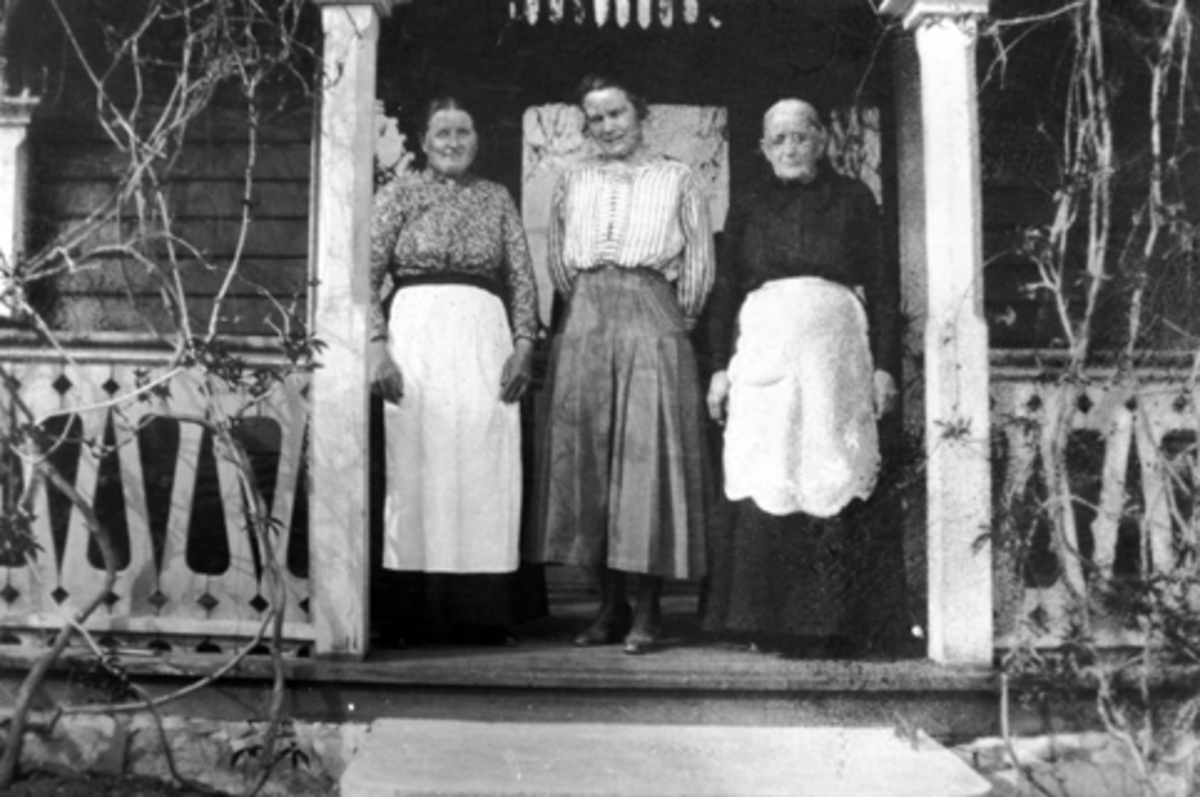 Anno Domkirkeodden, Fra venstre er Mathilde Johansen, ukjent, Anne Lier. Ca. 1920. Mathilde Johansen var hushjelp hos Anne Lier.