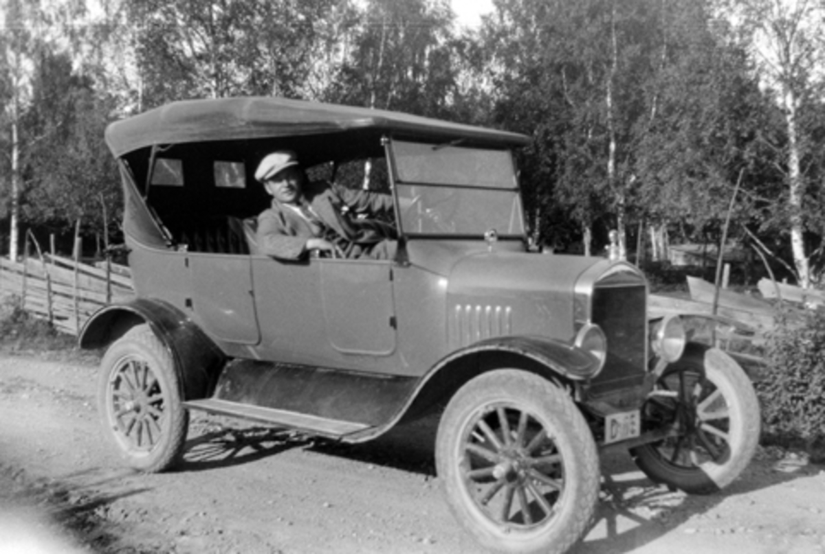 Anno Domkirkeodden, Ford 1925 modell med reg.nr D-65, tilhørende Thore A. Lier. Sjåfør er Peter Skyberg.