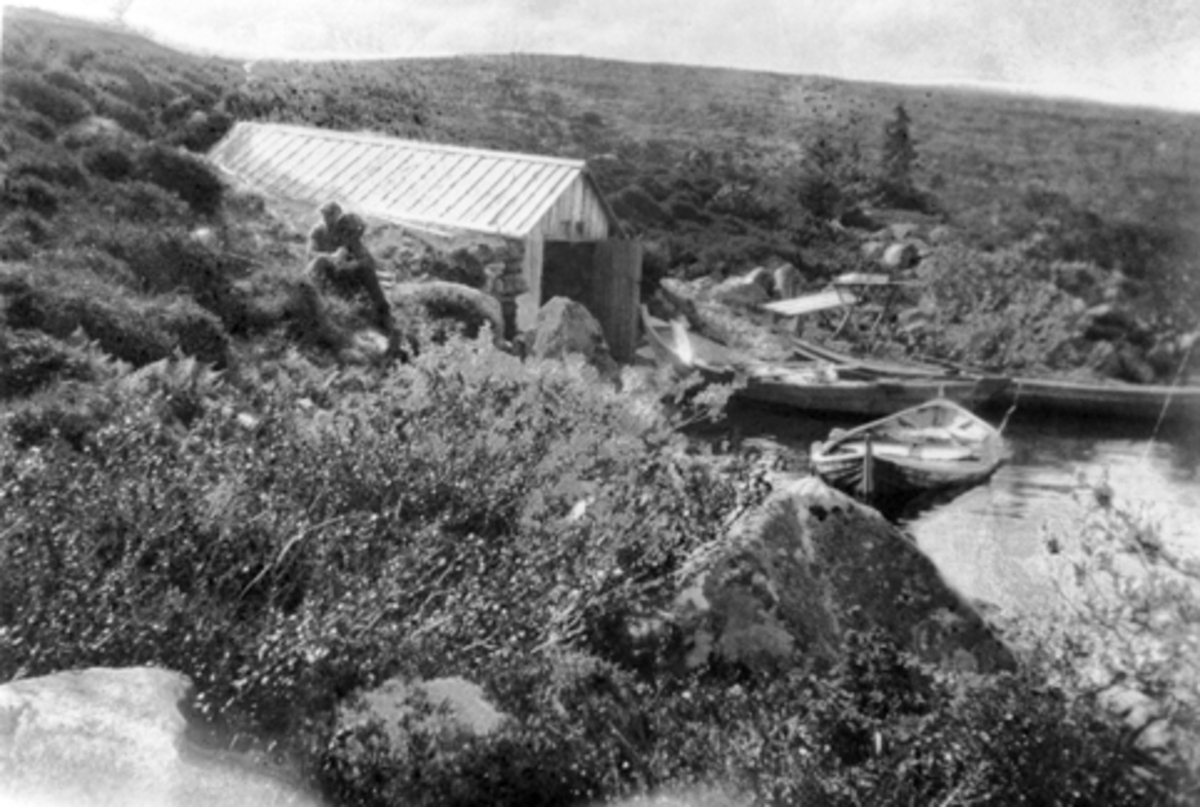 Anno Domkirkeodden, Ukjent mann ved båtnaust, Øyungen, Ringsakerfjellet. Robåt i vannkanten.