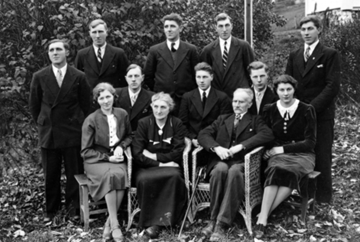 Anno Domkirkeodden, Familien Sundheim i Torud, Nes, Hedmark. Foran fra venstre er Kristine f.1899, mor Helene Andreasdatter Øverlien f.1878, far Amund Toresen Sundheim f.1864, Karla Marie (Mimmi) f.1918. I midten er Harald f.1911, Kristian f.1915, Trygve f.1913. Bak er Andreas f.1901, Tore f.1903, Martin f.1906, Johan…
