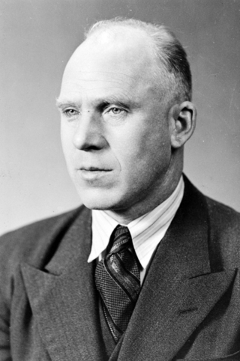 Anno Domkirkeodden, Portrett, Olaf Strøm (1899-1956), Nes kommune, formannskapsekretær fra 1931, ordfører fra 1945, sa fra seg ordførervervet ved valget i 1947.