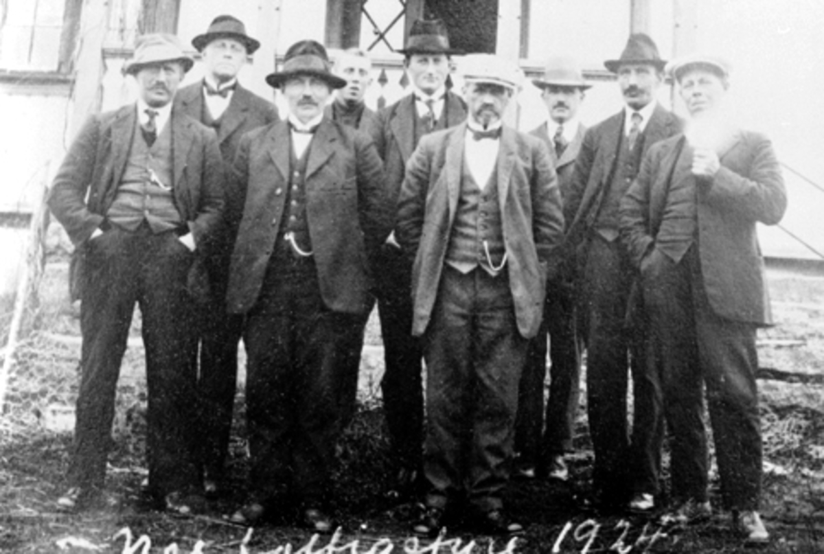 Anno Domkirkeodden, Nes Fattigstyre i 1924. Fra venstre er Nils Kaulum, Harald Hoelstad, Johan Huuse, Jens Mengshoel, Johan Skjerven, Andreas Børke, B. Larsen, Leonard Maurud.