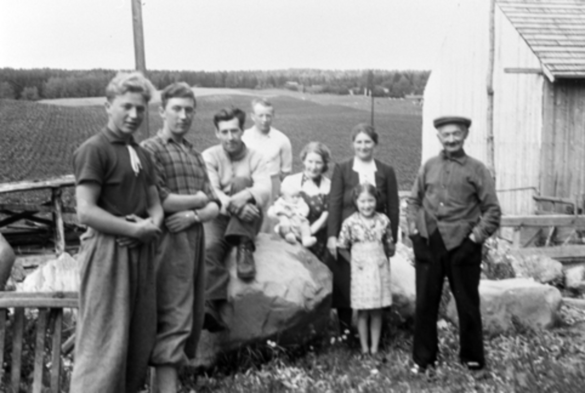 Anno Domkirkeodden, Familien W. Kristiansen fra Alta, flyktninger fra Finnmark i 1944, 2. verdenskrig, bodde på Mellom-Kise, Nes, Ringsaker. Bildet er tatt i 1945.