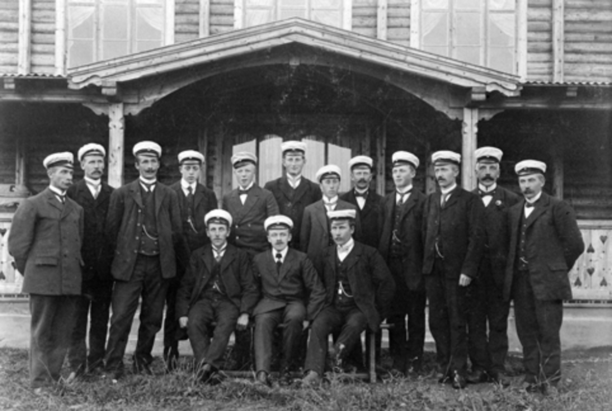 Anno Domkirkeodden, Stavsjø Mannskor utenfor Fredvang, Stavsjø, Hedmark. Koret ble dannet i 1910 med organist Petter Stenersen som dirigent. Han sitter i midten foran. Koret ble etter en stund ovetatt av kirkesanger Sønsteby, men da han døde i 1918 ble koret nedlagt.