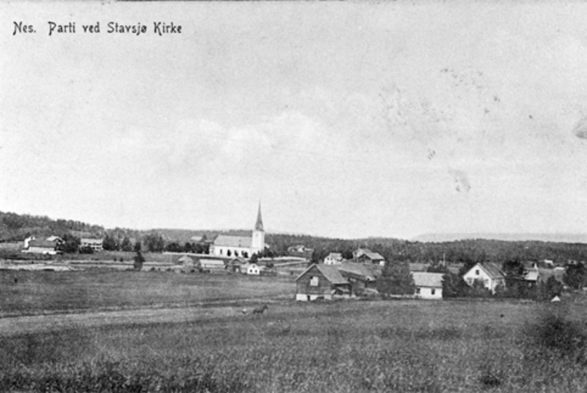 Anno Domkirkeodden, Postkort fra Nes, Teksten er "Nes, parti ved Stavsjø kirke". Småbruket Arneberg, garden Hjelthjelt, Jevne skysstasjon, Kirkenær landhandel.