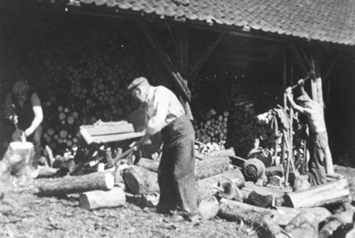 Anno Domkirkeodden, Hvam Brenneri Nes, Hedmark. Ansatte ved brenneriet kløyver ved. Fra venstre er Ole Bøvolden (1893-1974), Anders Lillehagen, Johan Bøvolden.