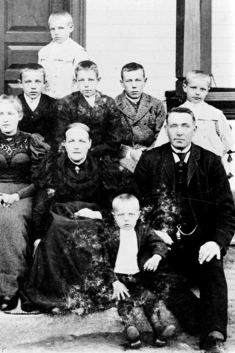 Anno Domkirkeodden, Familiegruppe, Anders Arnkværn og kona Johanne Pedersdatter født Stav med barna Anne F. 1879, Johannes F. 1881, Peder F. 1883, Anders F. 1885, Carl F. 1887, Hans F. 1890, Asbjørn F. 1894. Hans overtok møllene og Dal bruk etter foreldrene.