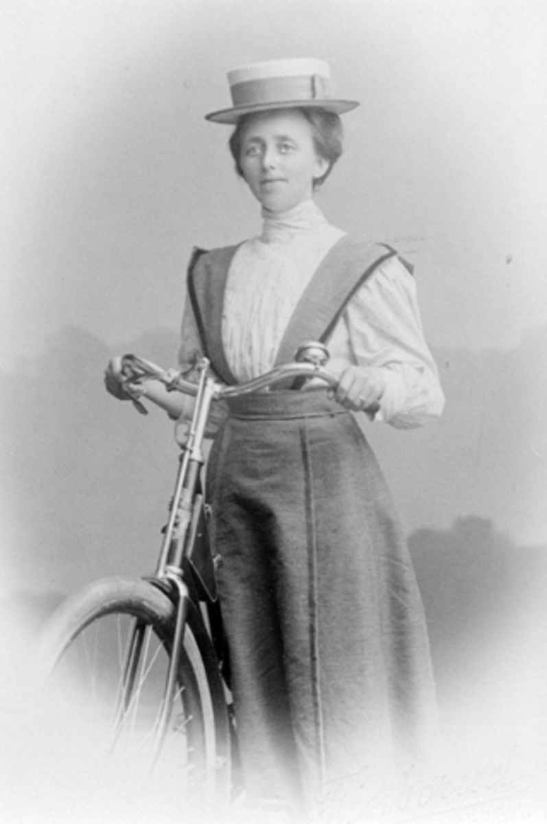 Anno Domkirkeodden, Portrett, Marie Jensen Tjærehjellen F 1874, sykkel, hatt og skjørt.
