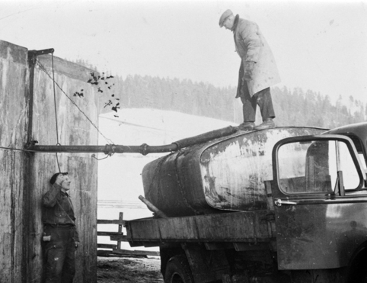 Anno Domkirkeodden, Lastebil henter drank på Hvams Brenneri, Nes, Hedmark. Ola Gaalaas oppe på tanken, Johannes Hannestad fyller.