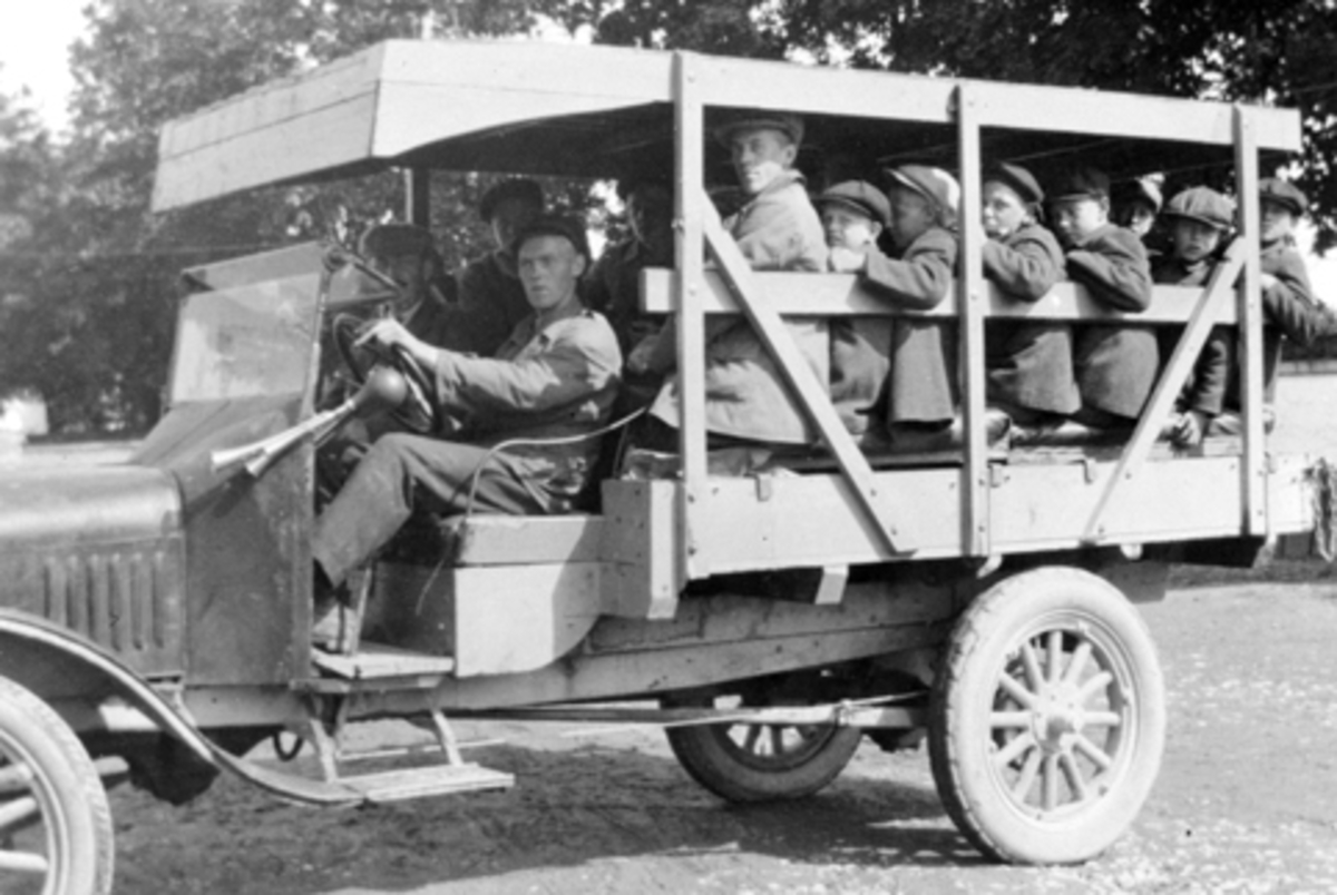 Anno Domkirkeodden, Lastebil Ford TT 1917-1927 med lasteplan ombygd til persontransport. Bilen tilhørte Toftes Gave. Guttene på lasteplanet skal til setra på Aursmoen på ferie i 1930-årene.