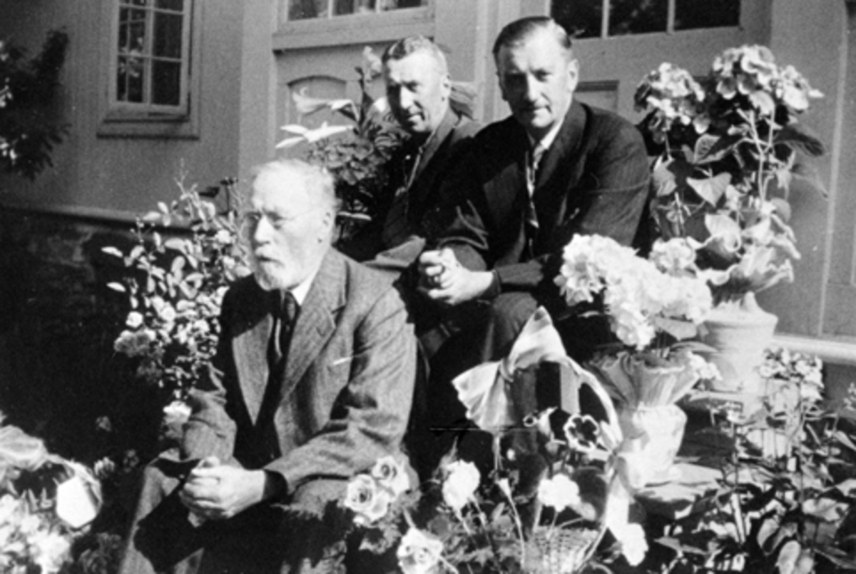 Anno Domkirkeodden, Lars J. Eldevik (1860-1952) på sin 80-årsdag sammen med sønnene Sigmund og Leif. Nes Historielags første formann.