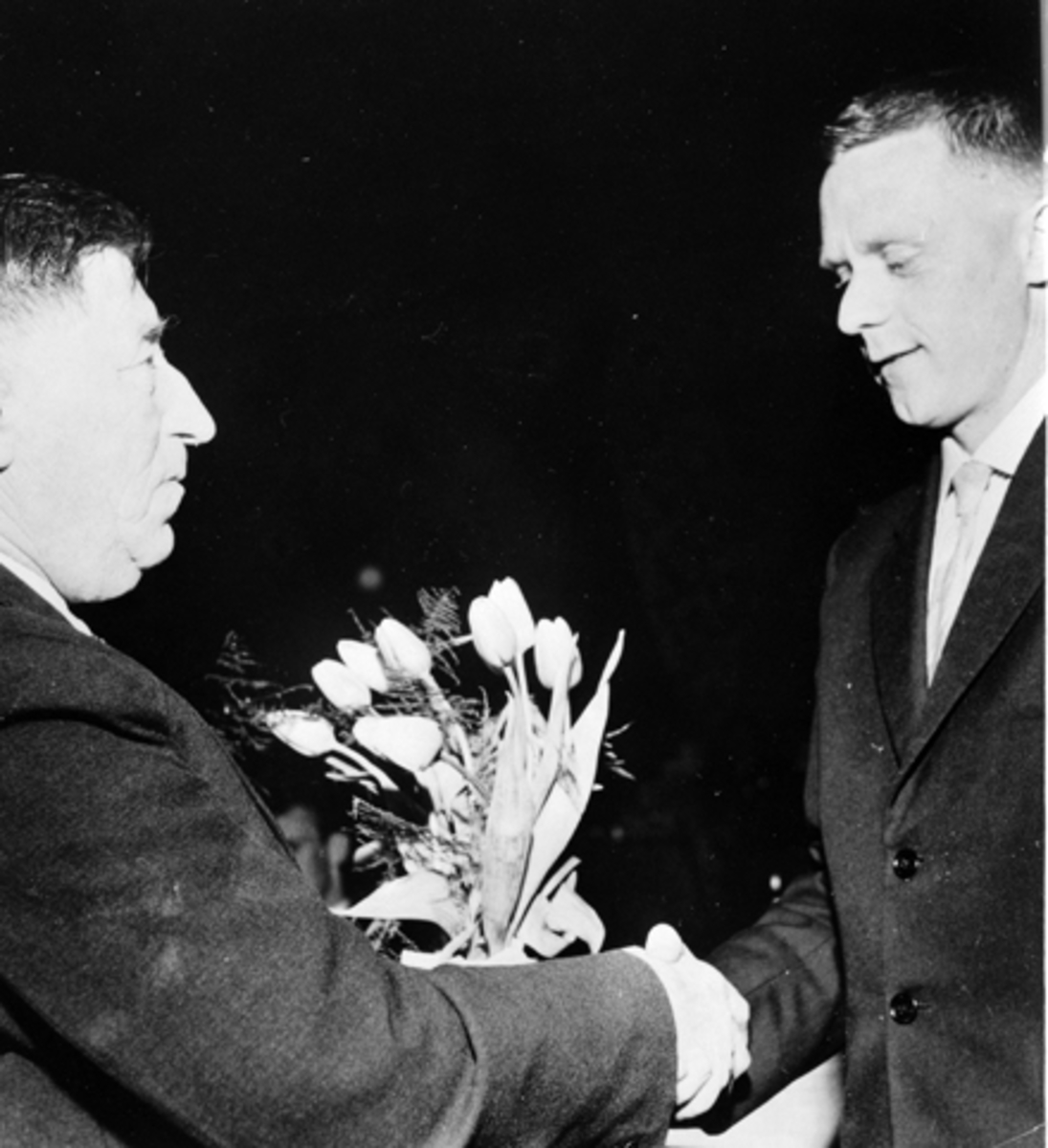 Anno Domkirkeodden, Emil Johannes Elstad (1894-1964) utnevnes til æresmedlem i Stavsjø AUL. Lagets daværende formann, Ottar Fredriksberg foretar utnevnelsen og overekker blomster. Elstad var formann i Stavsjø Arbeiderforening i 1932, 1947 og 1953-56. Han var midlertidig ordfører i 1945, og varaorfører på Nes i mange å…