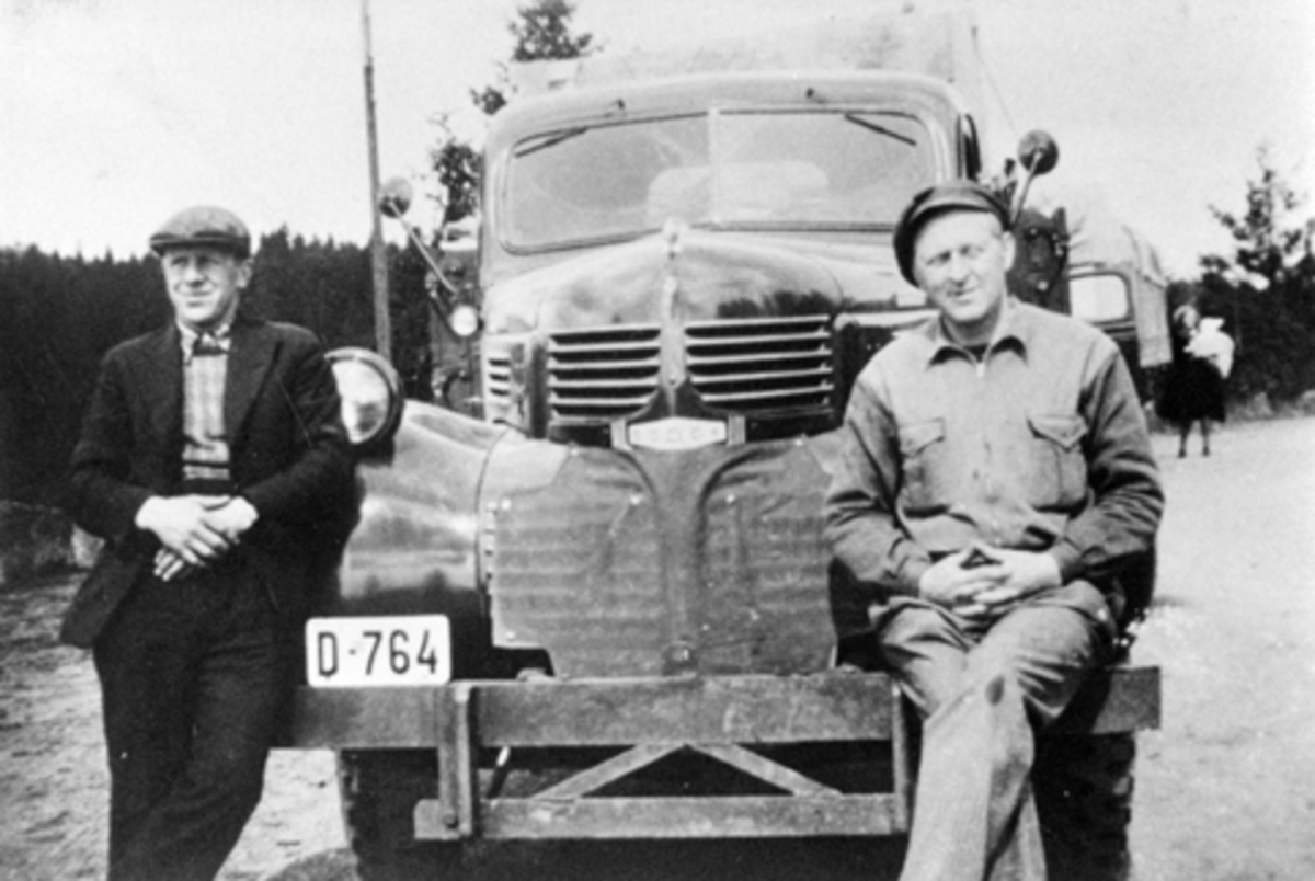 Anno Domkirkeodden, Til venstre er Asbjørn Bentsen (1906-1988) og sjåfør Arthur Melland med Dodge lastebil D-764. Dodgen er av årsmodell 1946-47. Asbjørn startet med lastebiltransport i 1930 og fraktet melk fra gårder i Stavsjøområdet til Nes Meieri, Nes, Hedmark.