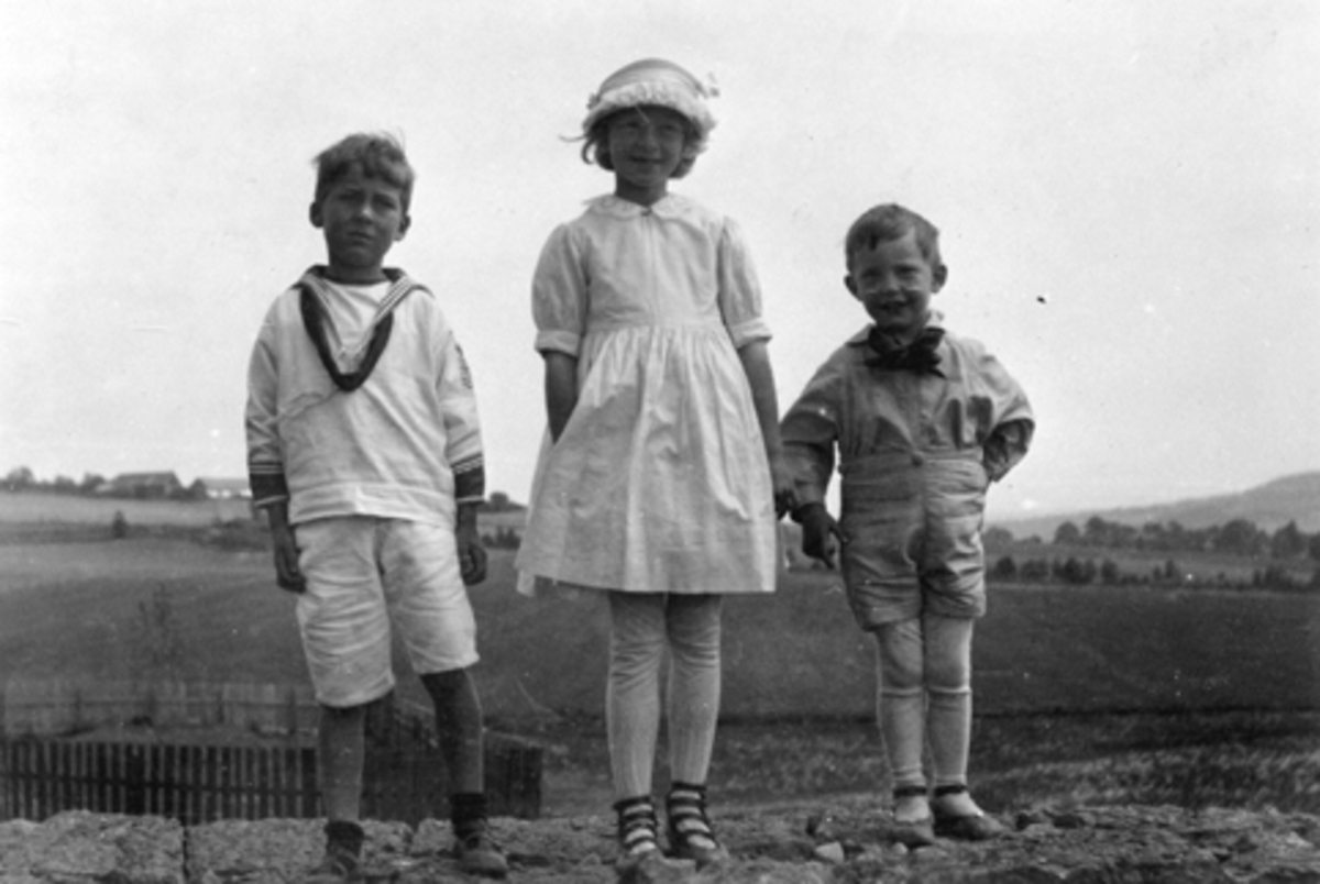 Anno Domkirkeodden, Tre barn på Hoel gård, Nes. Hedmark. Lolle, Babs og Per Kildal