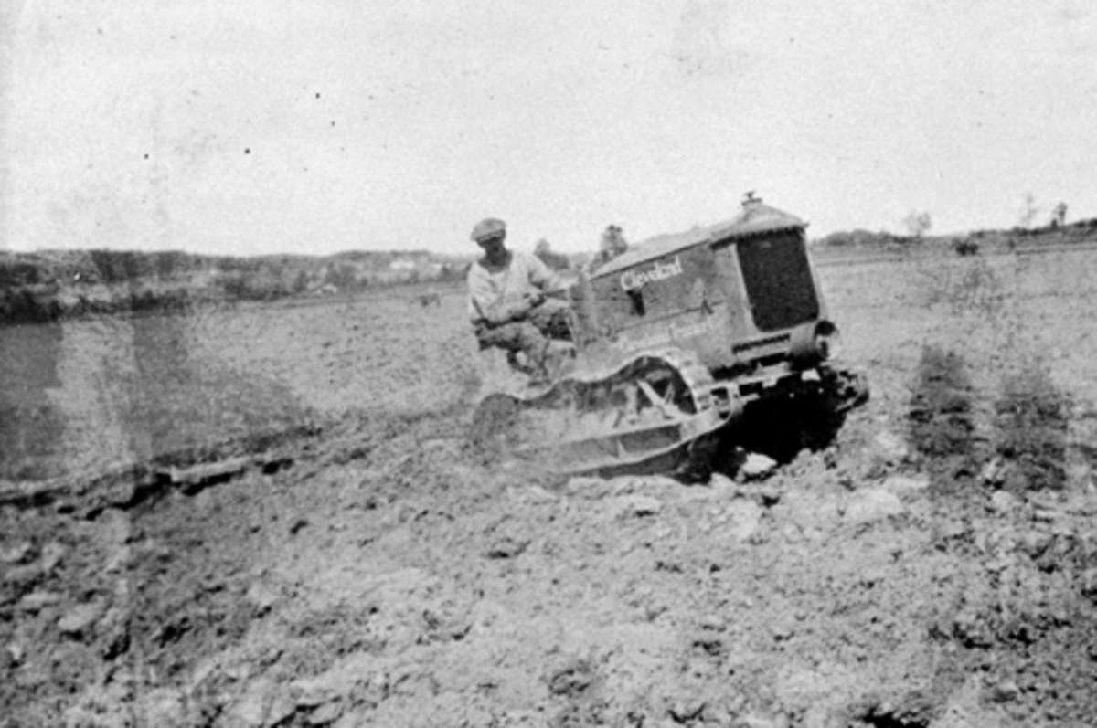 Anno Domkirkeodden, Cleveland traktor med slådd på Hoel gård, Nes, Hedmark.