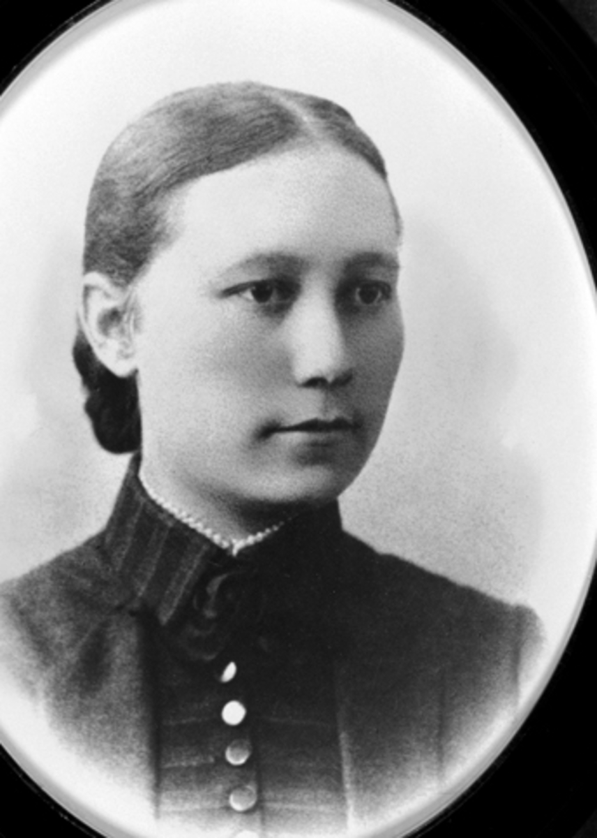 Anno Domkirkeodden, Portrett av Martha Martiniusdatter Hulleberg (1865-1944), Hulleberg nedre, Nes, Hedmark.