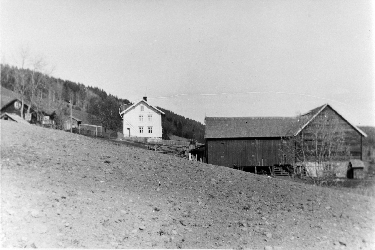 Anno Domkirkeodden, Hovelsrud gård, Stavsjø, Ringsaker. Førådsbygning bygd ca. 1870, stabbur bygd 1852, hovedbygning og låve er eldre enn 1850.