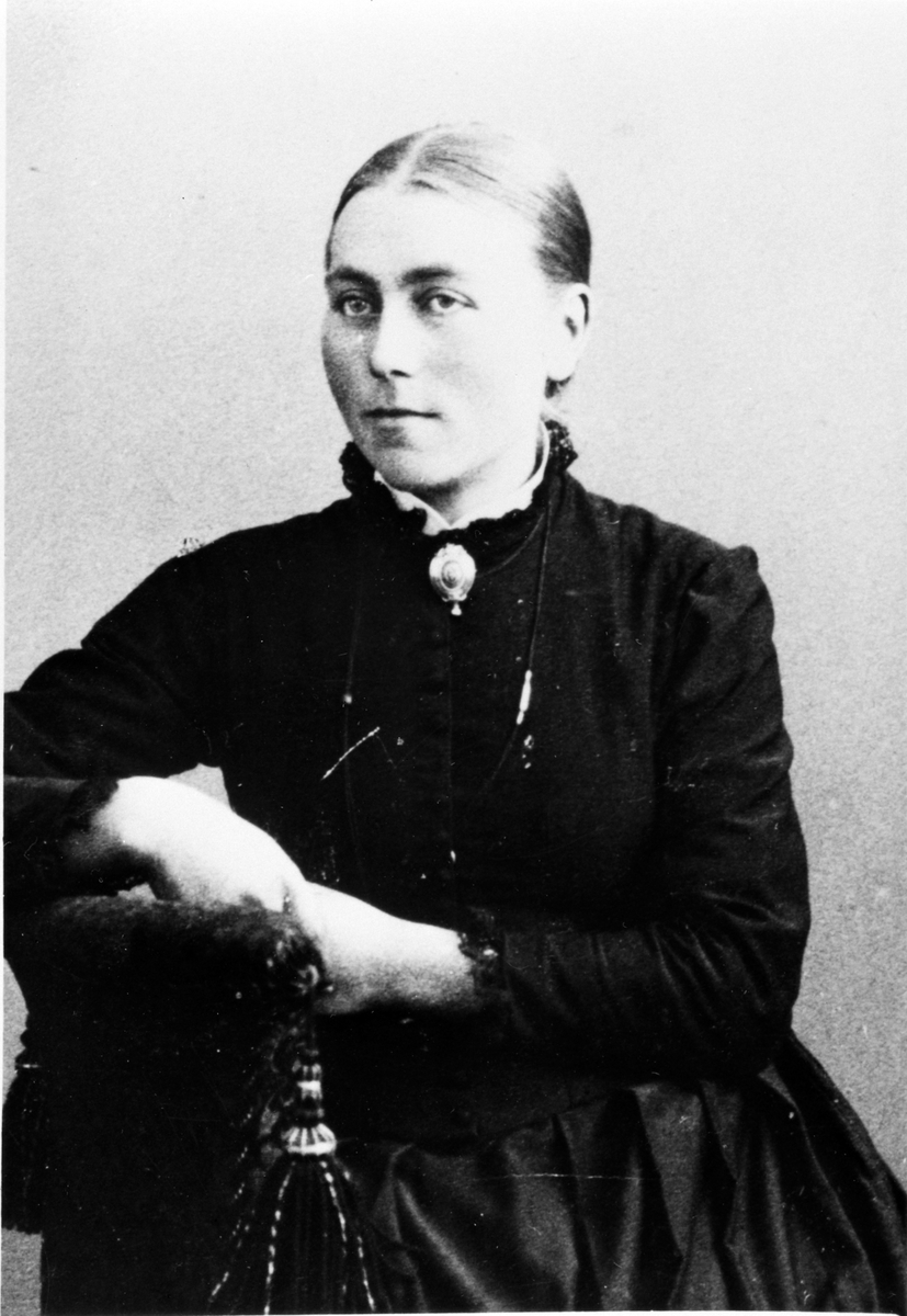 Anno Domkirkeodden, Portrett av Gønner Olsdatter Hoelstad (1862-1928) fra Berg østre, Nes, Hedmark. Født Mæhlumshagen, Veldre.