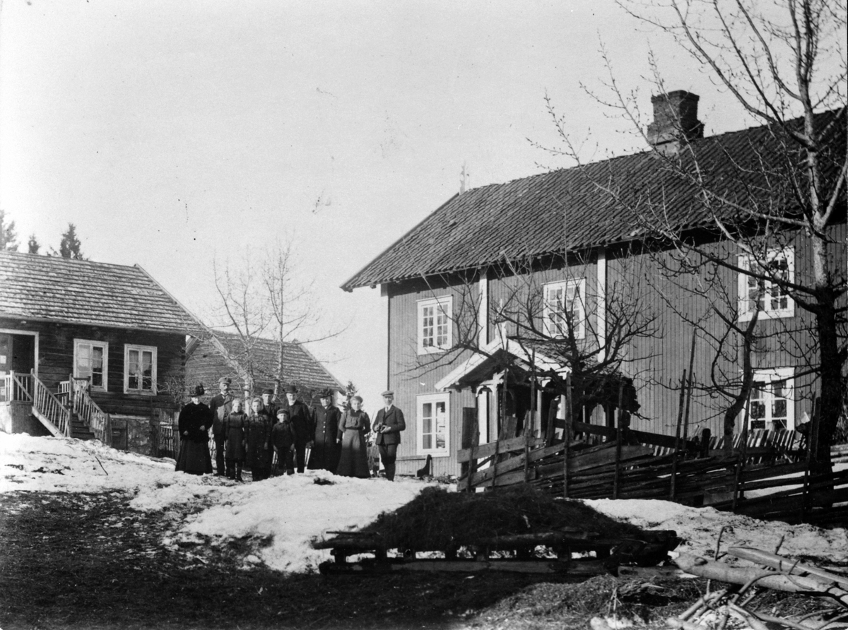 Anno Domkirkeodden, Familien på tunet i Øvern, Stavsjø, Hedmark. Garden ble fraflyttet den 2. april 1911 og senere revet.