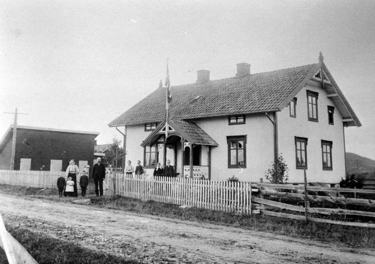 Anno Domkirkeodden, Fra høyre er Johannes (1842-1922), Karen (1839-1916), Johan (1880-1963) og Anna Thorud (1872-1953). I porten er Bernhard Thorud f.1871 med kone Mari f.1882 og tre av barna, Johan f.1904, Kristian f.1906, Kristine f.1908. Utenfor Heimstad, Stavsjø, Hedmark.