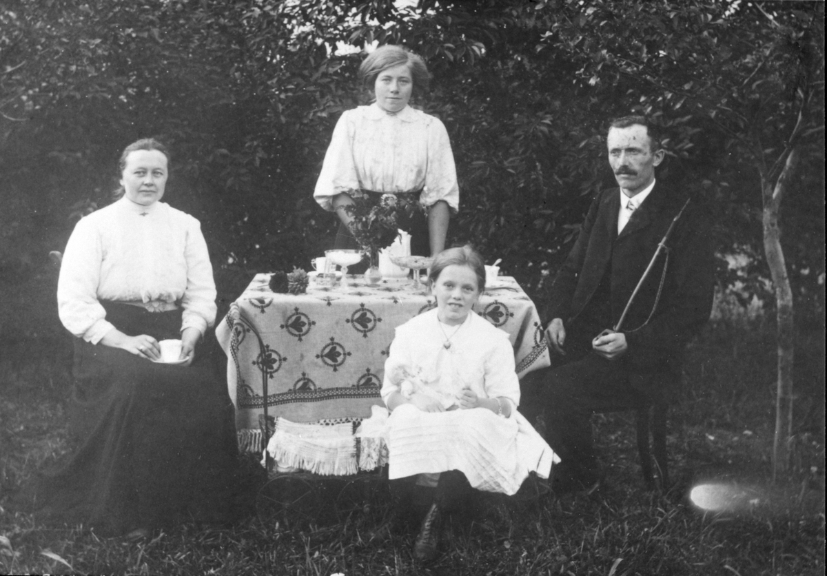 Anno Domkirkeodden, Lærer Peter Sønstevold på Penningrud skole, Stavsjø (1913-1918) med hustru og datteren Grete. Jenta bak er trolig en tjenestejente.