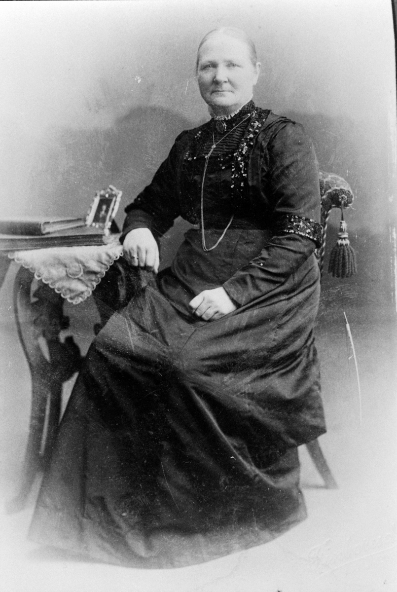 Anno Domkirkeodden, Jordmor Henriette Ganes, Nes, Hedmark, fotografert i 1914.
