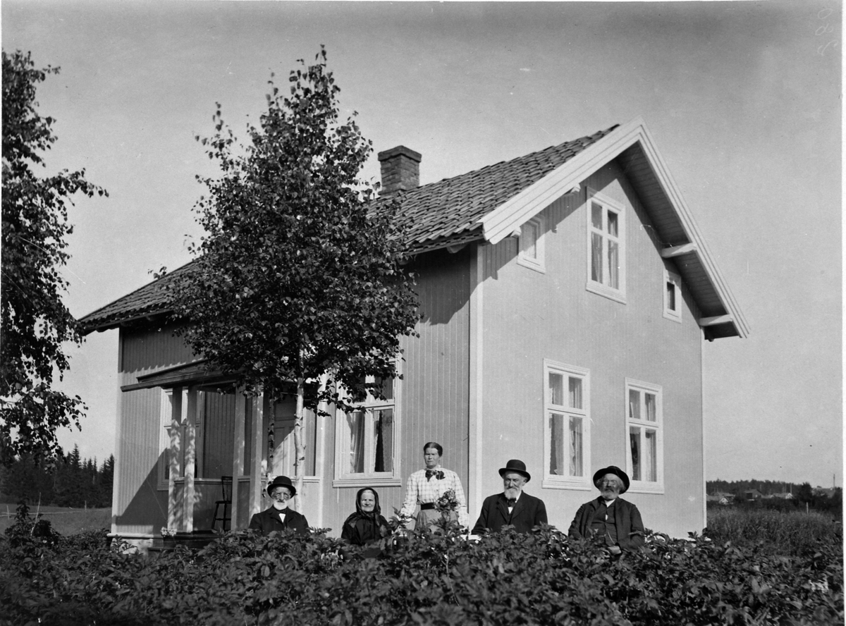 Anno Domkirkeodden, Gruppe voksne foran hus, Snarud/Arnkvern, Furnes, Ringsaker.