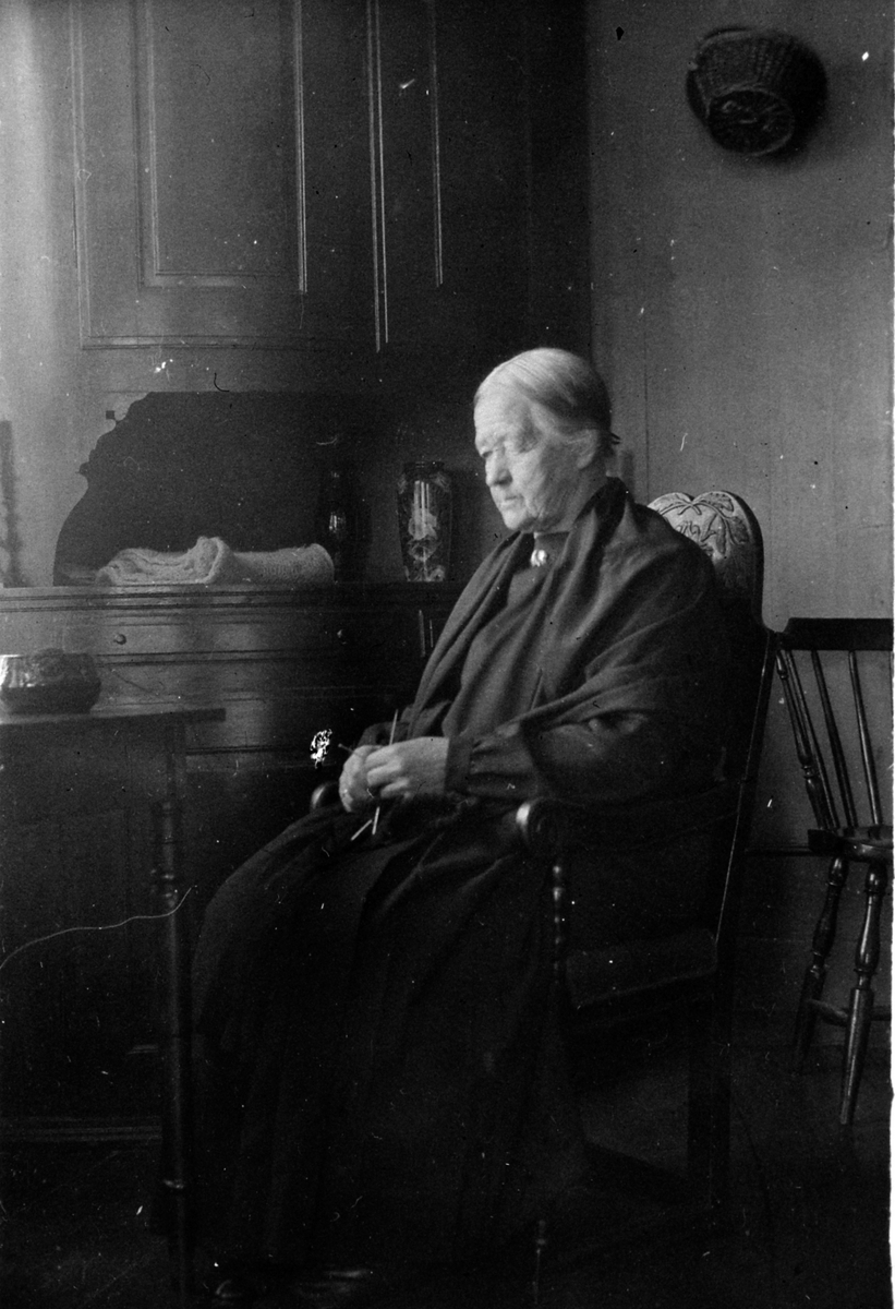 Anno Domkirkeodden, Eli Lund gift Snarud, strikking, Snarud gard, Furnes, ca.1915-20.