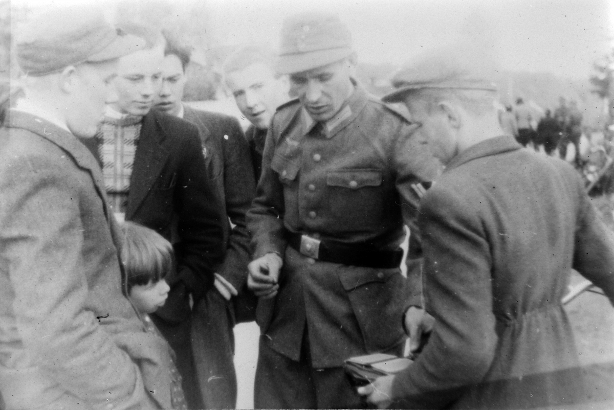 Anno Domkirkeodden, Wehrmacht, tyske soldater sammen med barn og ungdom fra Moelv, Ringsaker, 1940-45.