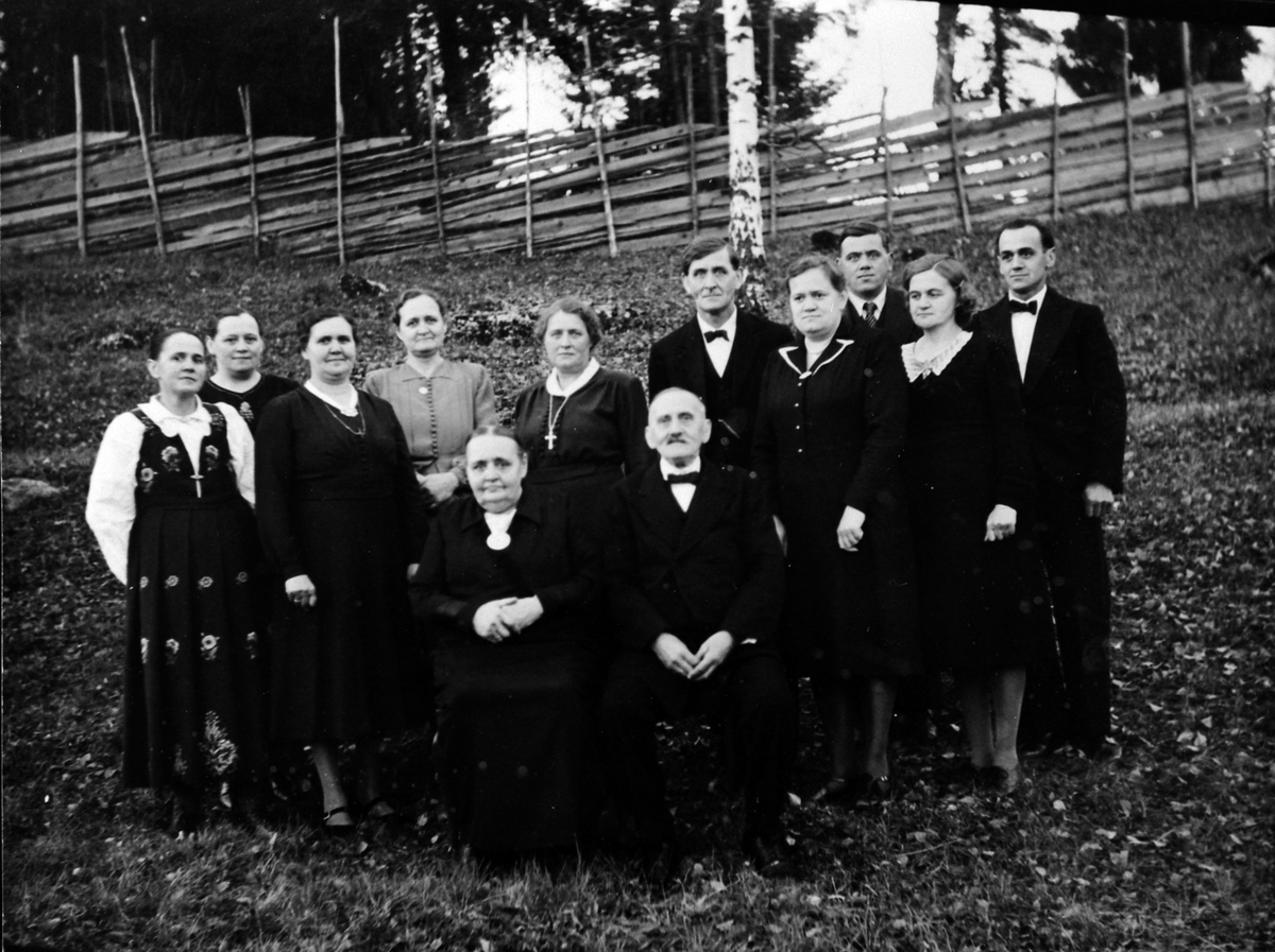 Anno Domkirkeodden, Familien Sørlundsengen, Ringsaker. 1. rekke venstre Mathea Johannesdatter, Kristian Eliassen, 2. rekke venstre Borghild, Margit, Martha, Mina, Johanne, Einar, Klara, Halfdan, Magnhild, Karl.