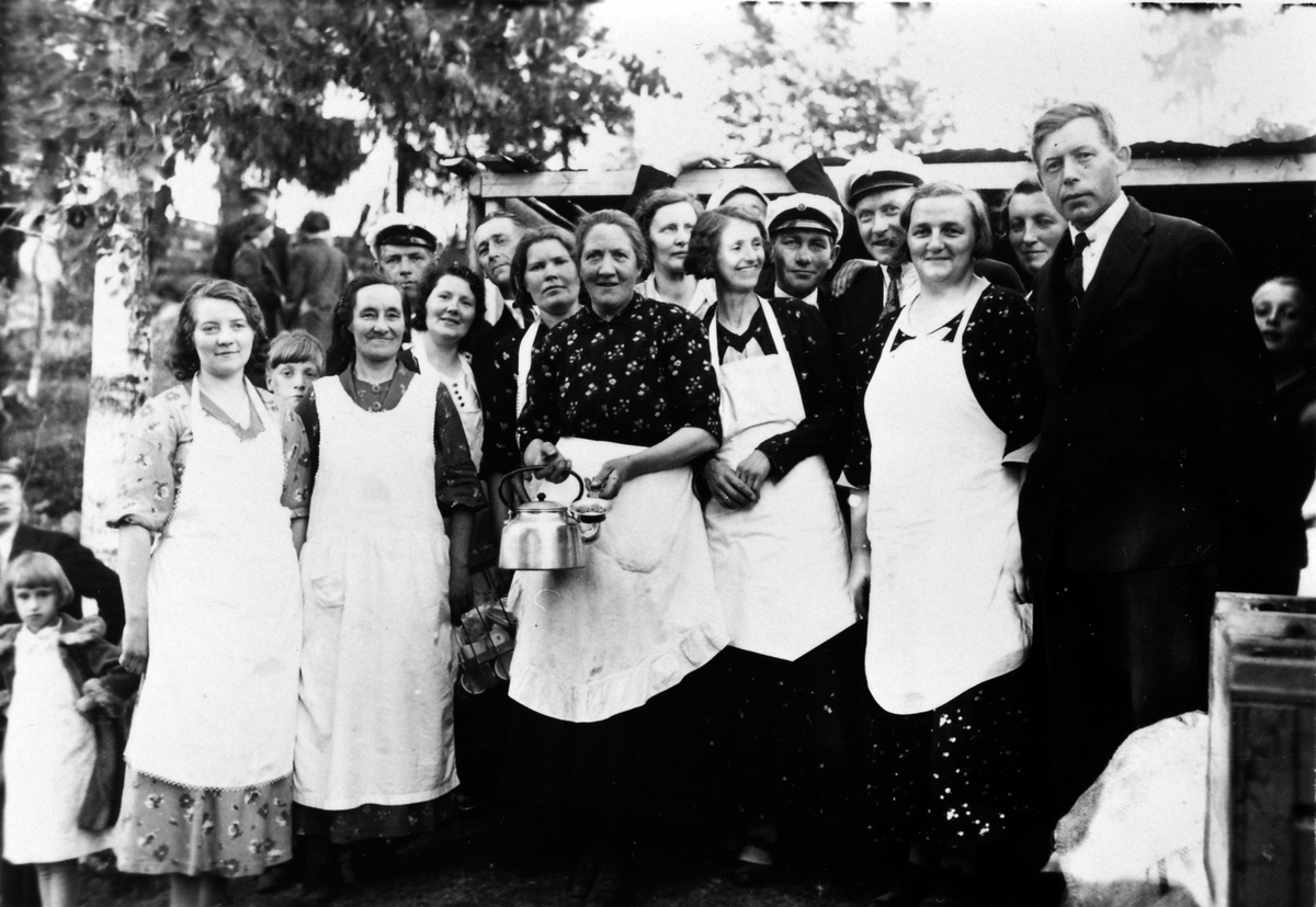 Anno Domkirkeodden, Kantinedamene på musikk- og sangerstevnet på Kjevlehaugen, Næroset. Damene fra venstre er Klara Kjelsmoen (G. Hagen), Bergine Kjelsmoen, Alma Bårdseth, Anna Bratberg, Berthe Sagen med kaffekjel, Klara Kjelvold, Elvsvebakken, Magnhild Skar. Ringsaker 1936.