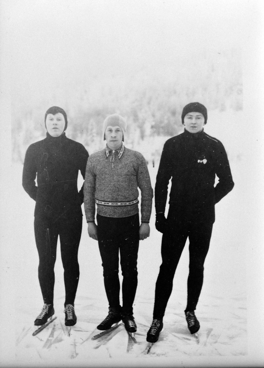 Anno Domkirkeodden, Skøyteløpere på Kinde-tjernet, Vardåsen skøyteklubb. Fra venstre Erling Haug, Jens Sagem, Arne Simensen. Jægersborg, Næroset, Ringsaker.