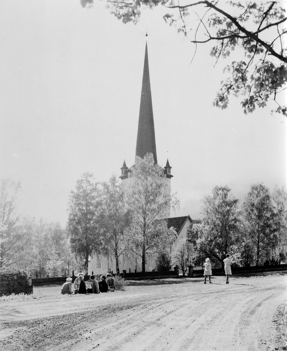 Anno Domkirkeodden, Eksteriør, Ringsaker kirke. Ungdommer på parkeringsplassen.