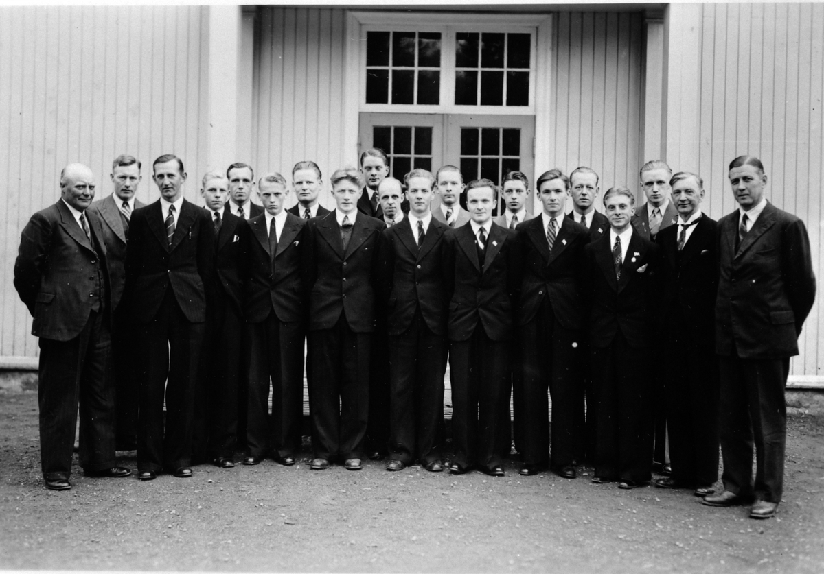 Anno Domkirkeodden, Moelv tekniske kveldskole ved Kilde skole, Moelv i 1938. Fra venstre er lærer Holger Jøsang, Einar Lindsbekken, lærer Helge Nilsson, Kjell Hermannson, Aksel Bjerken, Sverre Antonsen, Kåre Olafsen, Nils Rønning, Leif Pedersen, Kristian Gumundsen, Thorbjørn Larsen, Tormod Jøsang(?), Kristian Kamperud…