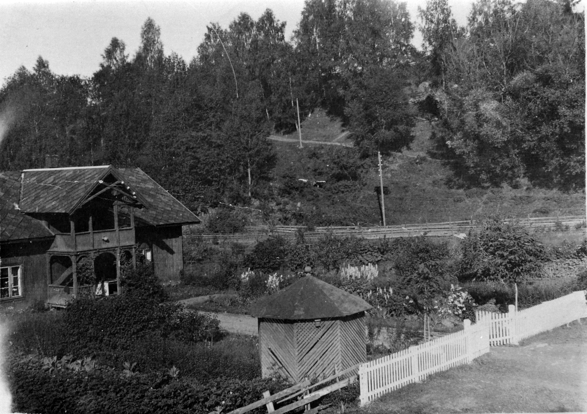 Anno Domkirkeodden, Løkkekvern gård, hovedbygning og lysthus, eier Prestkværn. Moelv, Ringsaker.