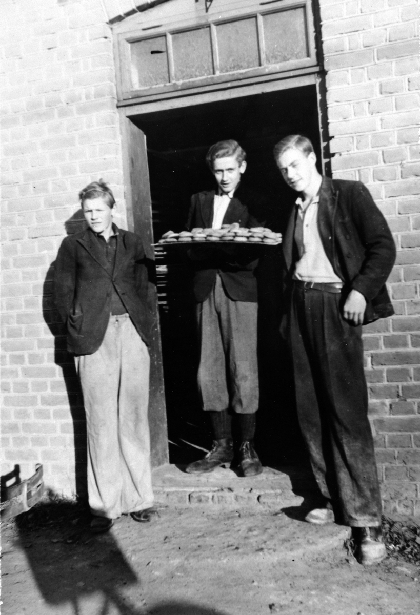 Anno Domkirkeodden, Simen Simensens bakeri hos Ingr. Dehli like før 1940. Fra venstre er Magne Bergli, Erling Olafsen, Ivar Bakaas, Moelv, Ringsaker.