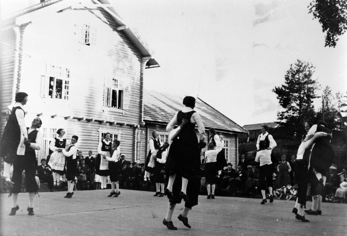 Anno Domkirkeodden, Danseoppvisning av medlemmer i Noregs frilyndte ungdomslag. 9 par dansere. Fra venstre er Maja Harby og Arve Sagen, Magda og Karsten Langgård, Helga Langgård og Knut Haugen, Aslaug Kindsbekken og Martin Ødegaard, Aud og Sigurd Håve, Betsy Skar og Jørgen Kindsbekken, Solveig Skar og Kristian (?), Jo…