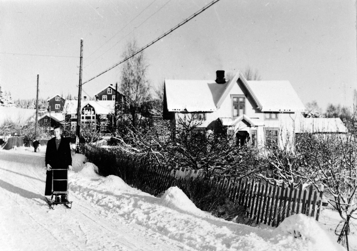 Anno Domkirkeodden, Åsmarkvegen, Moelv. Vinter, jente med spark.