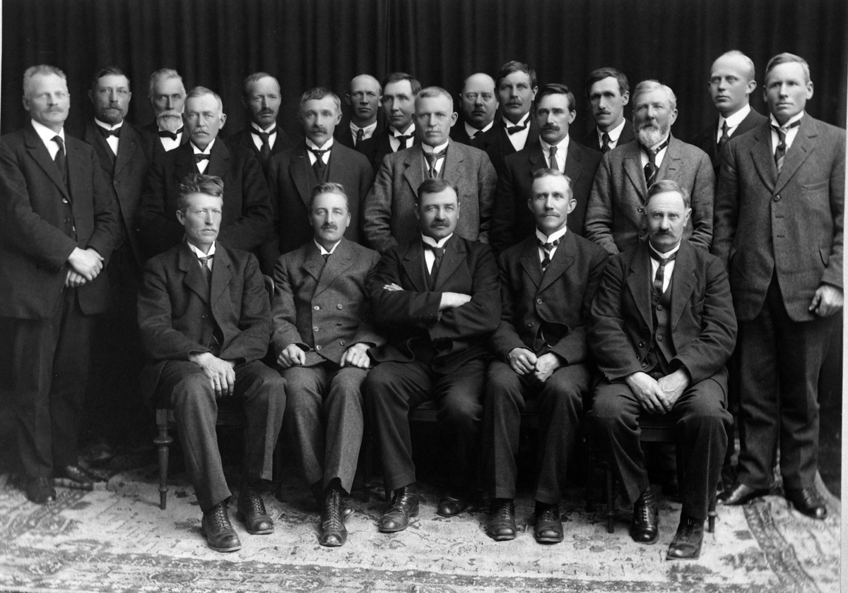 Anno Domkirkeodden, Formannskapet, Furnes herredstyre 1923-26. Fra venstre er Karl Bakken, viseordfører Karl Gaalaas, ordfører P.L. Alhaug, P. Jesnes, N. Mikkelsen. Representanter stående fra venstre er Julius Nilsen, O.O. Brattberg, M. Mauseth, Johs. Arnkværn, P. Johansen, L. Granerud, Birger Solvang, Johs. Sørum, Ev…
