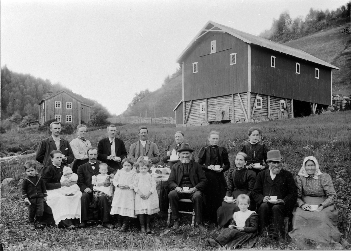 Anno Domkirkeodden, Sandbakken, Nybygda, Furnes. 1. rekke fra venstre Adolf Sandbakken, Karen Sandbakken med Arvid, Ludvik Sandbakken med Olga (Olga døde ung), Albertine Sandbakken (døde ung), Anna Sandbakken (gift Pedersen), Anstein Sandbakken (far til Ludvik), Berte Åset (mor til Karen), Mary Åset, Andreas Åset (Åse…