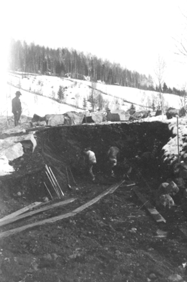 Anno Domkirkeodden, Utgraving av tilførselkanal til Moelv kraftstasjon, ble bygget for Moelv Cellulosefabrikk ca. 1907-1909. Kanalen var 1600 meter lang og kraftverket produserte ca. 800kw.