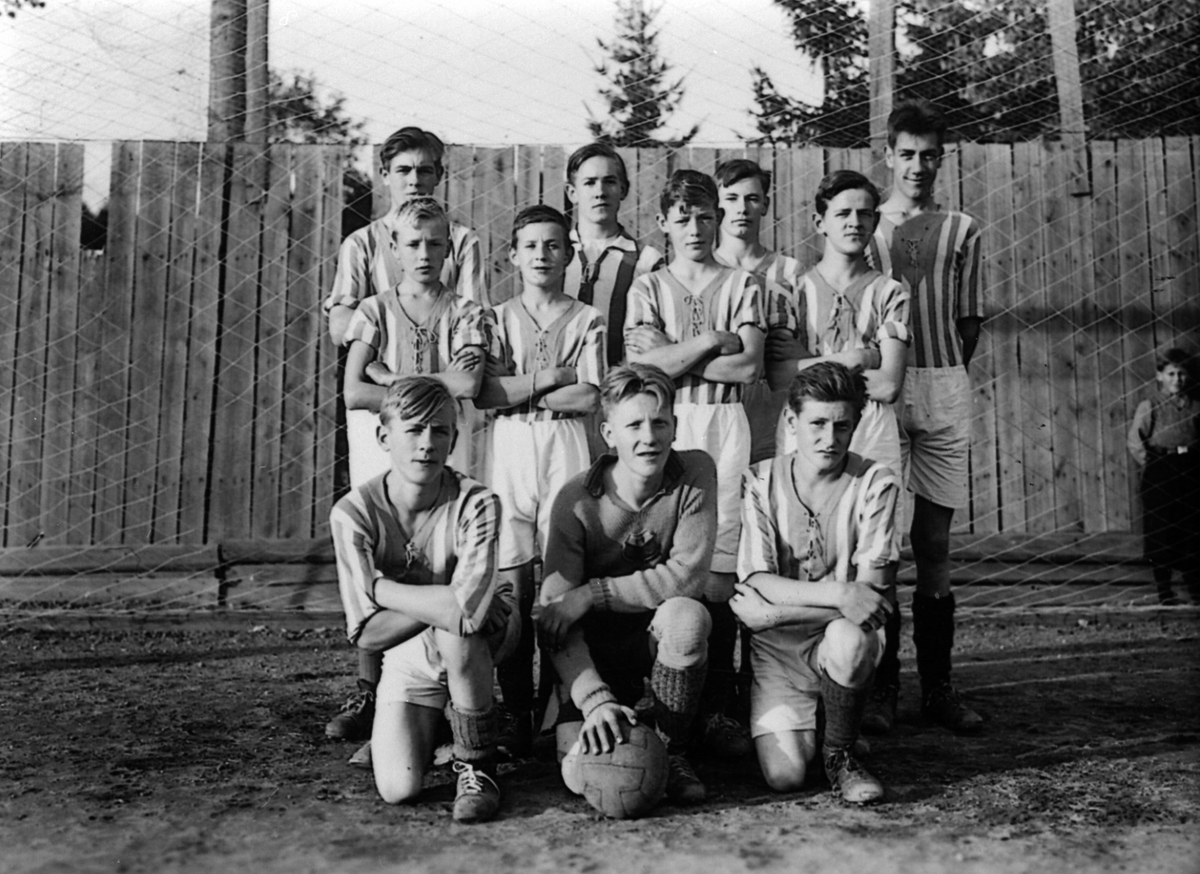 Anno Domkirkeodden, Moelv Idrettslag, fotball, junior. 1. rekke fra venstre er Rolf Bakaas, Arvid Knudsen, Kaare Kojenborg. 2. rekke fra venstre er Severin Ulven, Peder Simensen, Odd Tranget, Leif Rosenborg. 3. rekke fra venstre er Thorolf Ødegaard, Sverre Simensen, M. Holmen, Odd Olsen. Korgerstuvika, Ringsaker, 1936…