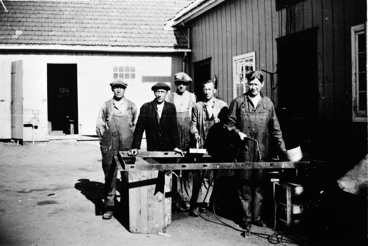 Anno Domkirkeodden, Ringsaker og Nes Kraftanlegg, Fra venstre Håkenstad, S. Nordal, B. Nordal, A. Bergum og Arnt L. Hornæss med sveiseapparat. Ca. 1930-35.