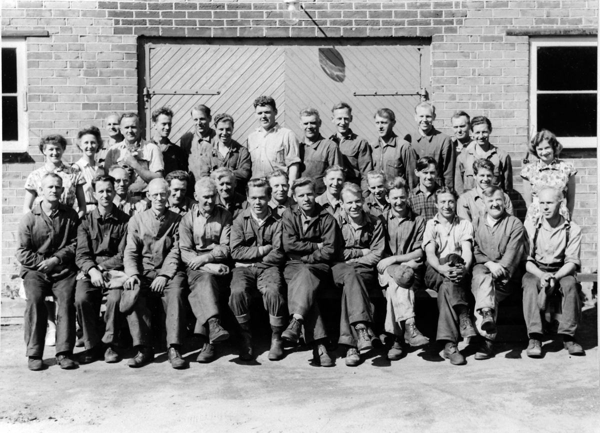 Anno Domkirkeodden, Ansatte ved Moelven Jernstøperi i 1953. Stående bak fra venstre er Lillemor Kristiansen, Signe Skadberg, Arthur Kristiansen, Anton Skadberg, Oskar Olstad, Alf Sveum, Kristian Skar, Gunnar Østli, Even Simensen, Magne Mathisen, Harald Enger, Kåre Sveum, Mathias Karlsen, Asbjørn Kristiansen, Ingrid Kr…