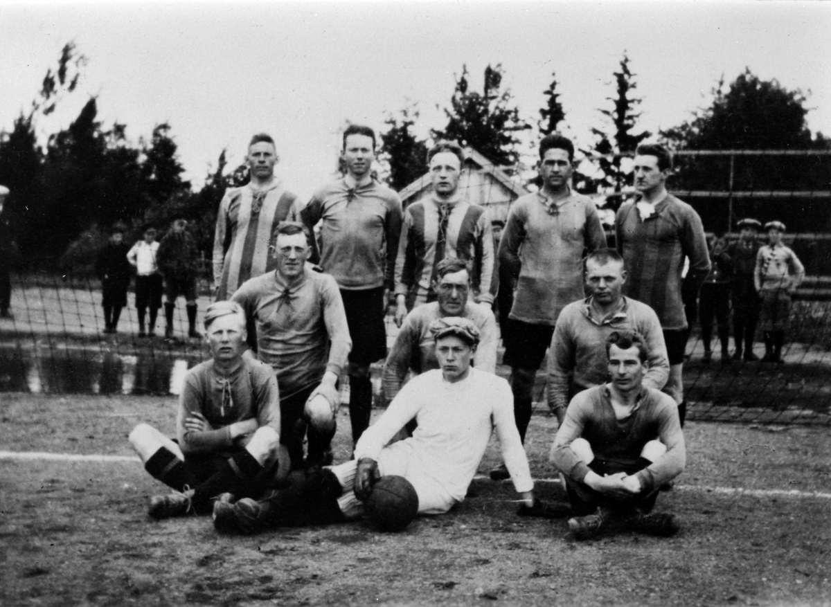 Anno Domkirkeodden, Ringsaker I.L, fotballaget 1922-24. Foran fra venstre er Sigurd Syverud, Jorulf Jensen, O.K. Bøhn. Midten fra venstre er Kr. Helseth, Gunnar Bratberg og Kr. Dehlie. Bak fra venstre er Karl Evensen, Gudbrand Stafsberg, Hans Røed, Per Båkind, ukjent.