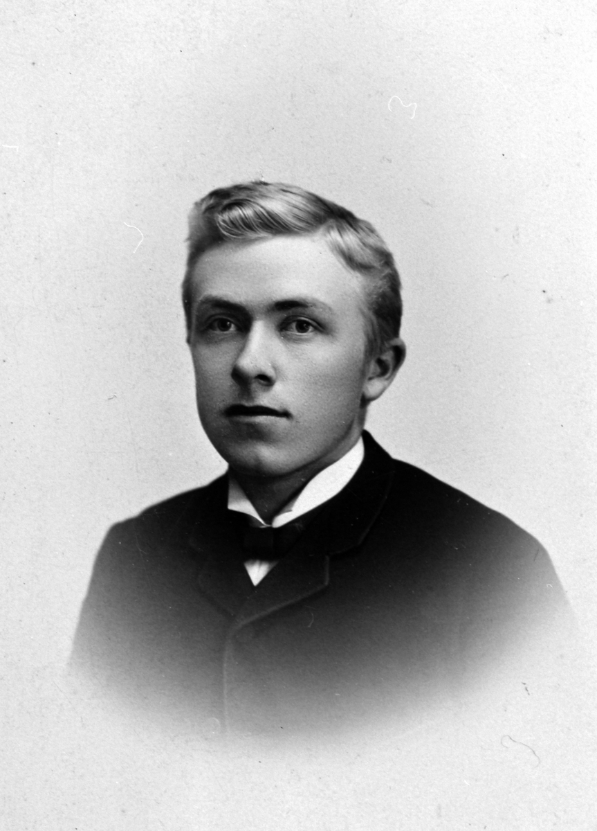 Anno Domkirkeodden, Portrett, Iver Prestkværn, født Gran på Hadeland, lærer ved Ringsaker Amtskole 1903-33, organist og musiker.