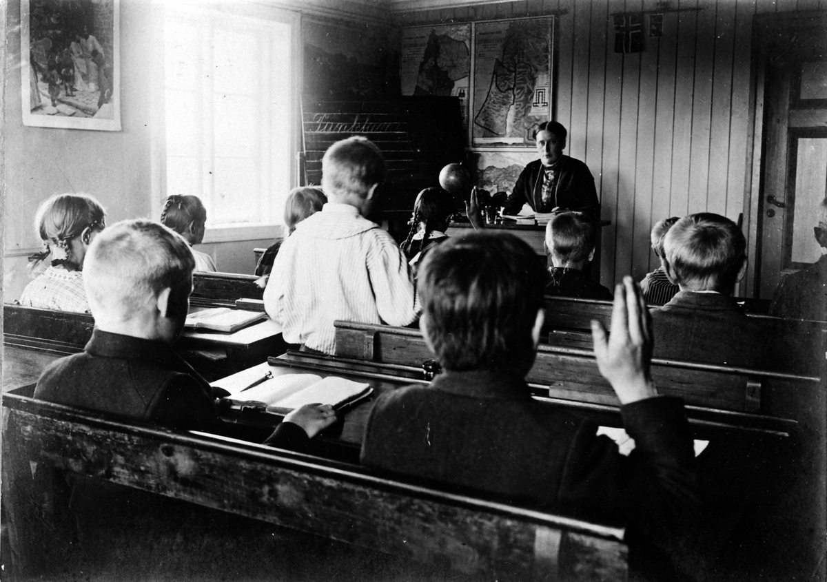 Anno Domkirkeodden, Undervisning på Solheim skole, Ringsaker i 1907, med lærer Magnhild Baardseth og elever ved dobbeltpulter.