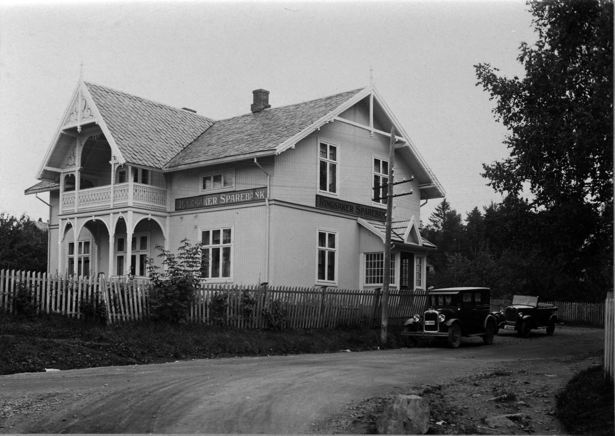 Anno Domkirkeodden, Eksteriør, Ringsaker Sparebank, Moelv, Heimdal i krysset Storgata - Åsmarkvegen, biler foren, D-3055, 1927.